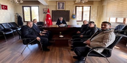 Habizbinililer Derneği, Belediye Başkanı Özhan'ı ziyaret edip öğrencilere mont dağıttı