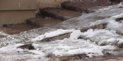 Mardin Tarihi Çarşı’da biriken kar buz tehlikesine dönüştü: Esnaf ve vatandaşlardan yetkililere çağrı