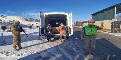 Yerlikaya: 478 düzensiz göçmen ile 19 organizatör yakalandı