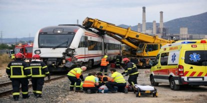 İspanya'da demiryolu hattına giren trenle bir vinç çarpıştı: Çok sayıda yaralı