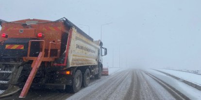 Şanlıurfa’da yoğun kar yağışı nedeniyle tır trafiğine kısıtlama getirildi