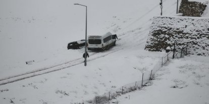 Batman'da kar nedeniyle araçlar yolda kaldı