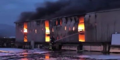 Hatay’da lastik deposunda çıkan yangın söndürüldü