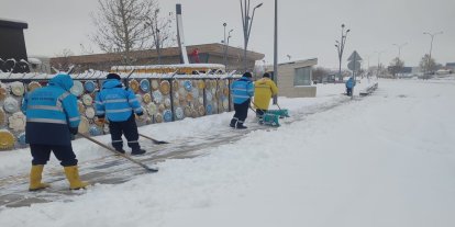 Gaziantep'te kaldırımlarda kar temizliği sürüyor