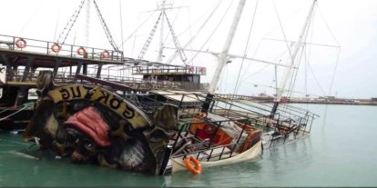 Mersin'de etkili olan fırtına gezi teknesini batırdı