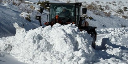 Batman’da köy yollarını açmak için karla mücadele devam ediyor