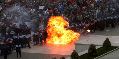 Arnavutluk'ta hükümet karşıtı protesto