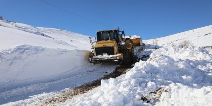 Kar kalınlığının 2 metreyi bulan yollar ulaşıma açıldı