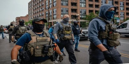 Maskeler, kameralar, arama emirleri: Demokratlardan hükümeti kapatma tehdidi