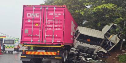 Güney Afrika'da tır ve minibüs çarpıştı: 11 ölü