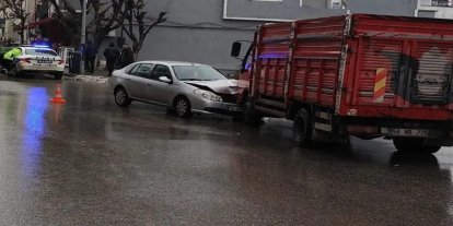 Siirt’te kamyon ile otomobil kafa kafaya çarpıştı