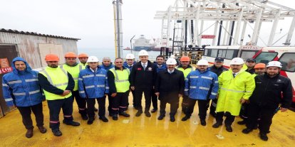 Bakan Bayraktar Dörtyol’daki FSRU tesisinde incelemelerde bulundu