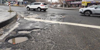 Kar eridi, bozuk yollar gün yüzüne çıktı