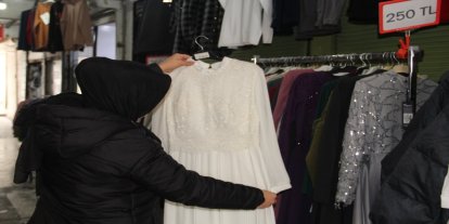 Batman'da depo satışı: 3–4 bin liralık kıyafetler 250 TL'ye satılıyor