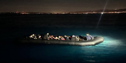 İzmir açıklarında 43 düzensiz göçmen yakalandı