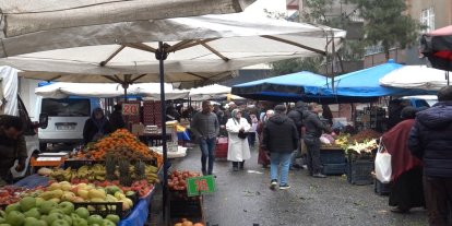 Kış aylarında pazar esnafının zorlu mesaisi