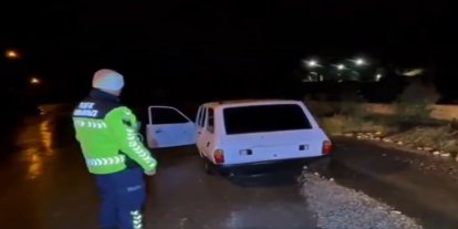 Mersin'de mevzuata aykırı egzoz  ve plakasız araç kullanan sürücüye ceza