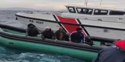 İzmir açıklarında 22 düzensiz göçmen yakalandı