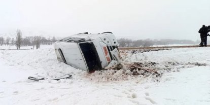 Sivas’ta buzlanma nedeniyle öğrenci servisi devrildi: 10 yaralı