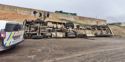 Cizre'de asfalt yüklü tanker devrildi: Bir yaralı