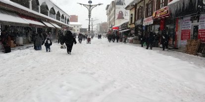 HÜDA PAR’dan Ağrı'daki kar temizleme çalışmalarının yetersizliğine "sembolik karneyle" tepki