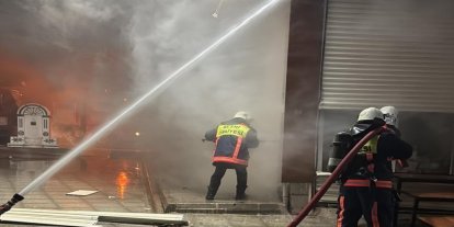 Adıyaman'da bakkal ve hırdavat dükkanında yangın çıktı
