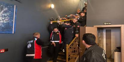 Restoranda tehlikeli anlar: havalandırma boşluğuna düşen genç kız ölümden döndü