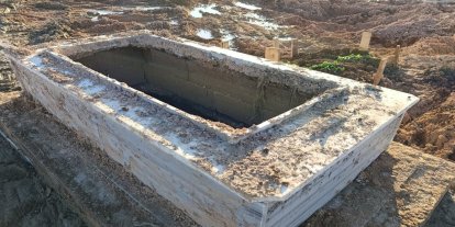 Vatandaş selden etkilenen mezarları kendisi onarıyor