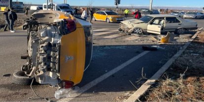 Diyarbakır'da taksi ile otomobil çarpıştı: 2 yaralı