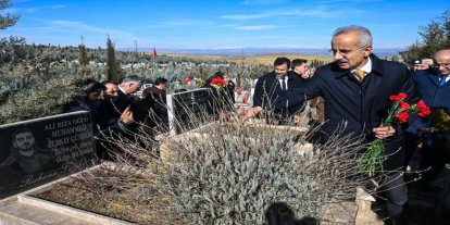 Bakan Uraloğlu, Malatya'da depremde hayatını kaybedenlerin mezarını ziyaret etti
