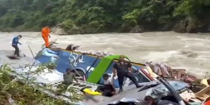 Nepal'de yolcu otobüsü uçuruma yuvarlandı: 13 ölü, 34 yaralı