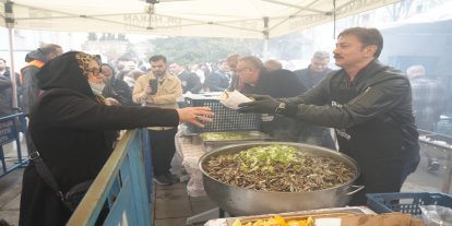 İstanbul'da hamsi festivali: 10 bin kişiye 5 ton hamsi ikram edildi