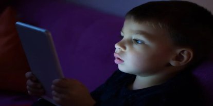 Uzun süre ekrana bakmak miyop hastalığını artırıyor