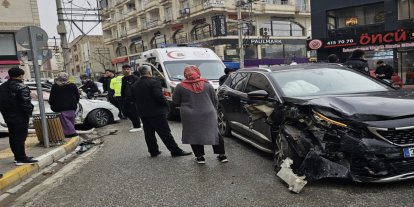 Mardin’de iki otomobil çarpıştı: 2 yaralı