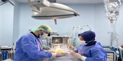 Batman'da kemik yetersizliği olan hastaya sinüs lift ameliyatı yapıldı