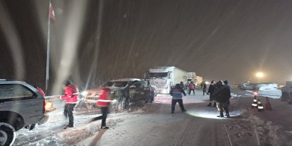 Ağrı-İran kara yolu ulaşıma kapandı, ekipler gece boyunca çalıştı