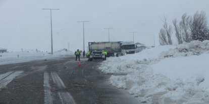 Bingöl’de kayganlaşan yolda tır şarampole girdi
