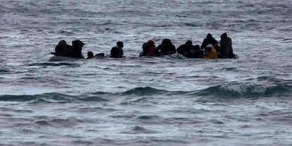 İzmir açıklarında göçmen botu battı: 3 ölü, 4 kişi kayıp