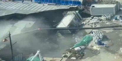 Çin'de metro inşaatında yol çöktü