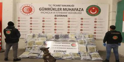 Gümrüklerde uyuşturucu operasyonu: 886 kilo esrar, 200 kilo metamfetamin ele geçirildi