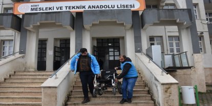 Öğrenciler engelliler için tekerlekli sandalyeleri ücretsiz onarıyor