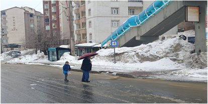 Sağanak yağış Bitlis’te yolları göle çevirdi: Vatandaşlar yetkililere tepki gösterdi