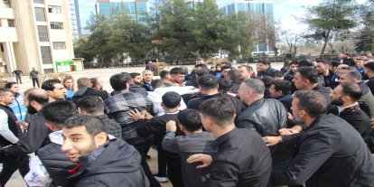 Diyarbakır'daki taksiciler büyükşehir belediyesi önünde eylemde