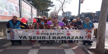 4-6 yaş Kur'an kursu miniklerinden Ramazan yürüyüşü
