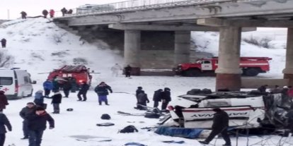 Yolcu otobüsü Baykal Gölü'ne düştü: 7 ölü