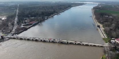 Edirne’de taşkın tehlikesi nedeniyle Tunca Köprüsü ulaşıma kapatıldı