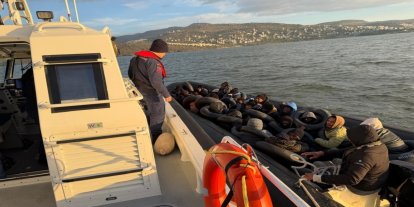 İzmir açıklarında lastik bottaki 33 düzensiz göçmen yakalandı