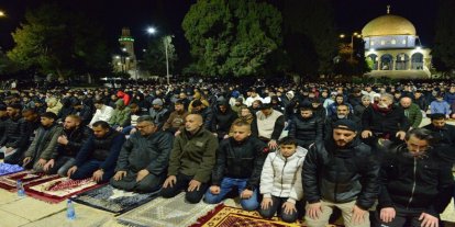 On binler Aksa'da: Kısıtlamalara rağmen 50 bin mümin kıyamda