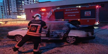 Malatya'da park halindeki otomobilde yangın