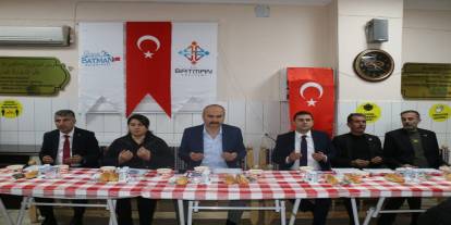 Vali Canalp, Cumhuriyet Mahallesi’nde Halkla Birlikte Gönül Sofrasında İftar Açtı